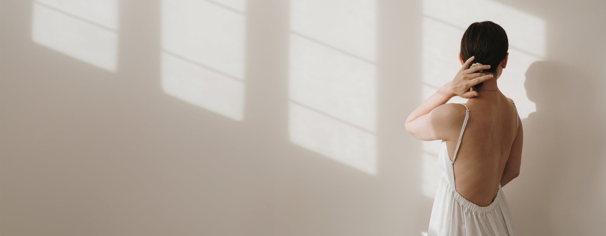 Pourquoi les robes dos nu font fureur cet été ?