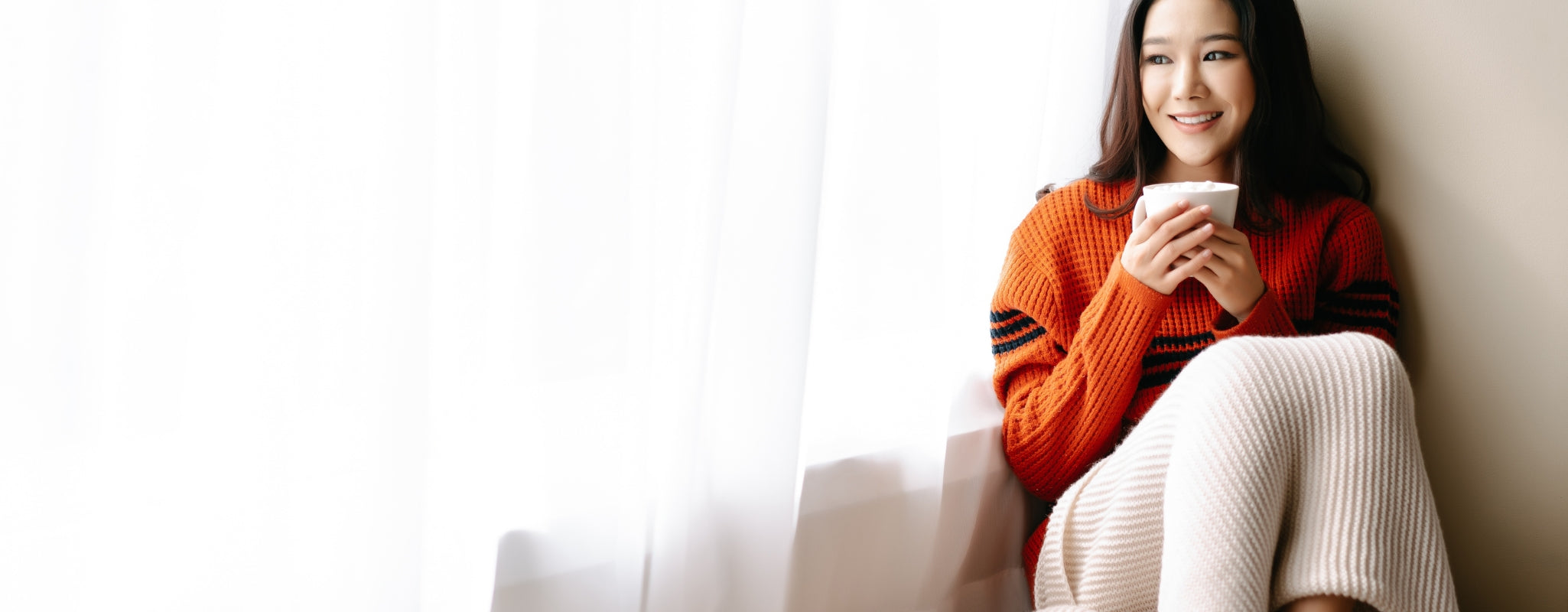 Tenue cocooning parfaite avec un pull chaud et des chaussettes épaisses