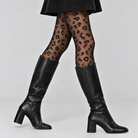 Détail du collant polaire léopard avec bottes hautes