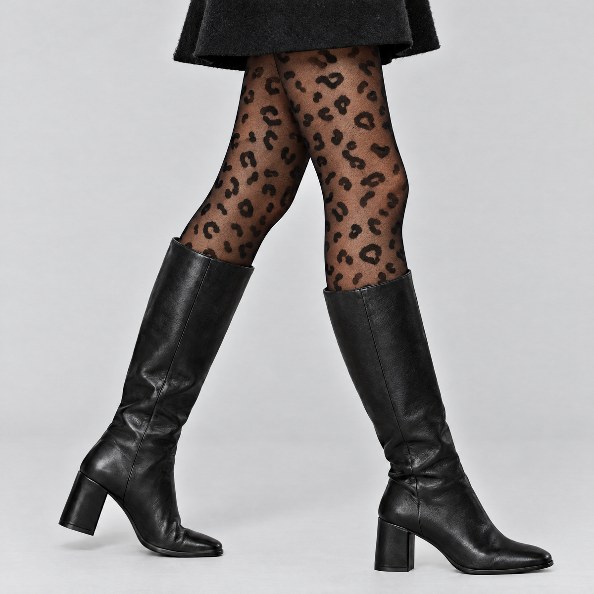 Détail du collant polaire léopard avec bottes hautes