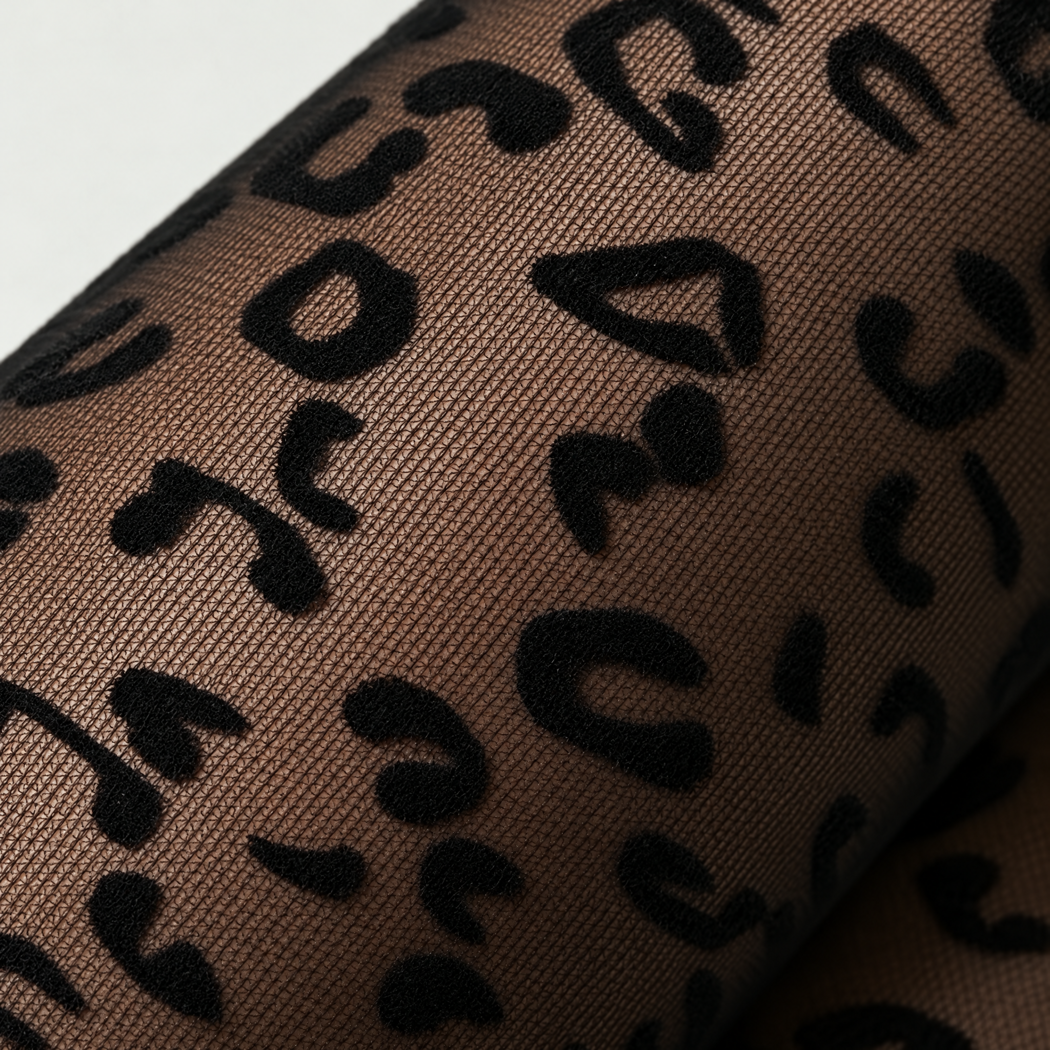 Zoom sur le motif léopard floqué du collant polaire fantaisie
