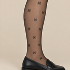 Zoom sur le motif petits nœuds du collant fantaisie Leggs