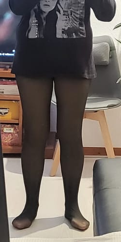 Une cliente portant le collant polaire noir à effet transparent, montrant la coupe sur ses jambes.