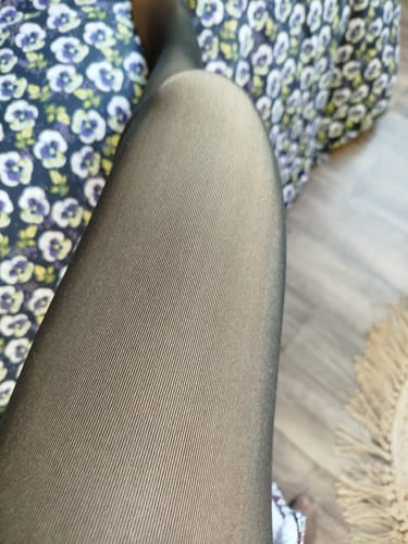 Gros plan sur la jambe d'une cliente portant le collant polaire pour montrer son effet transparent.