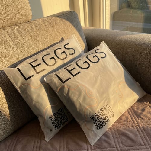 Deux paquets de collants polaires LEGGS posés sur un lit