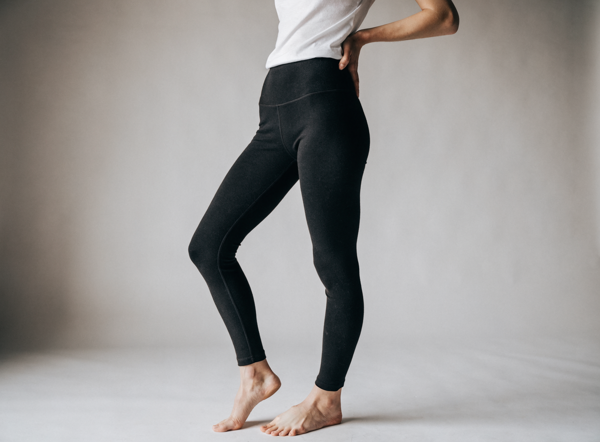 Legging femme doublé polaire taille haute, porté avec un t-shirt blanc